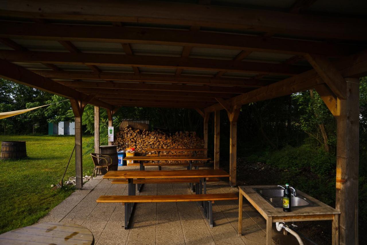Camping @ Nogometni Golf Ljubljana Hotell Exteriör bild
