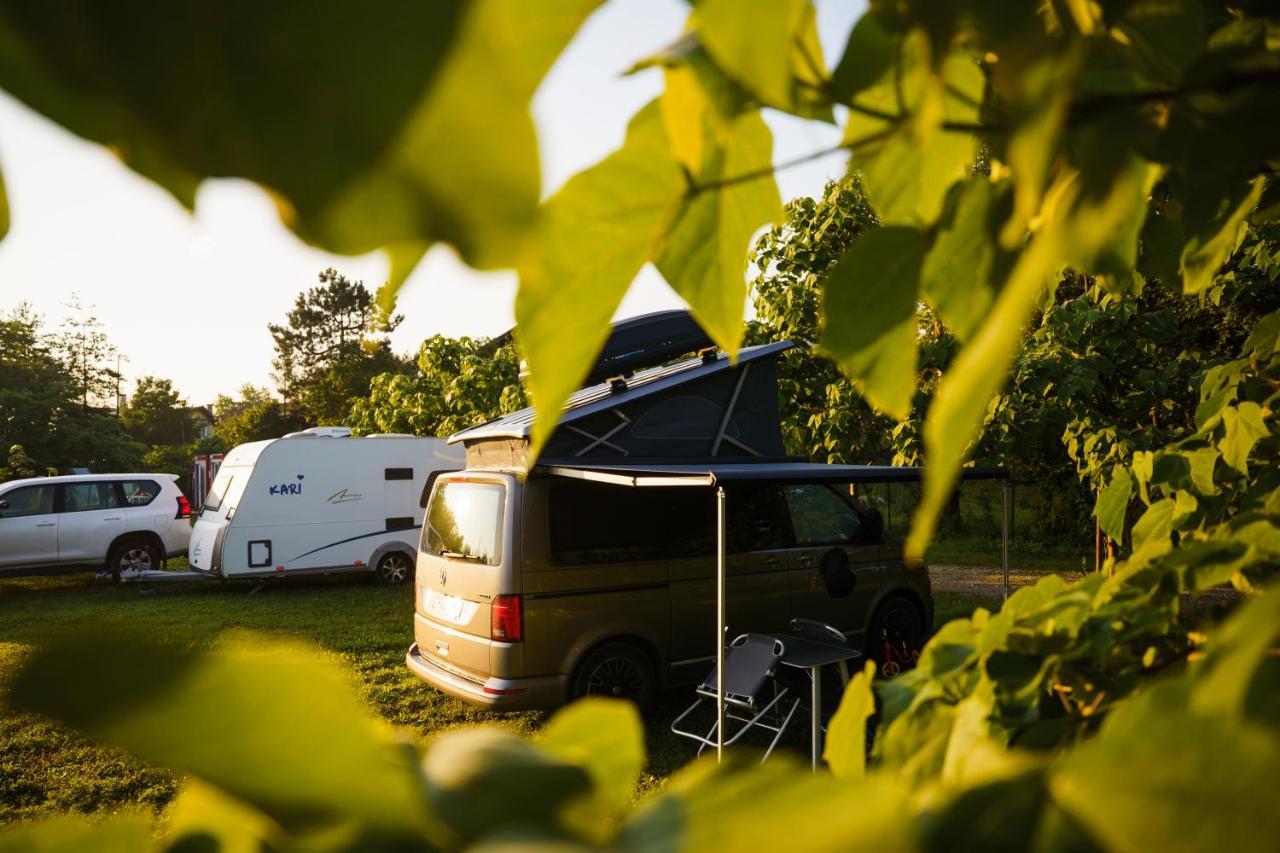 Camping @ Nogometni Golf Ljubljana Hotell Exteriör bild
